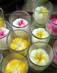 เทียนหอมดอกลั่นทมหรือลีลาวดีในแก้ว